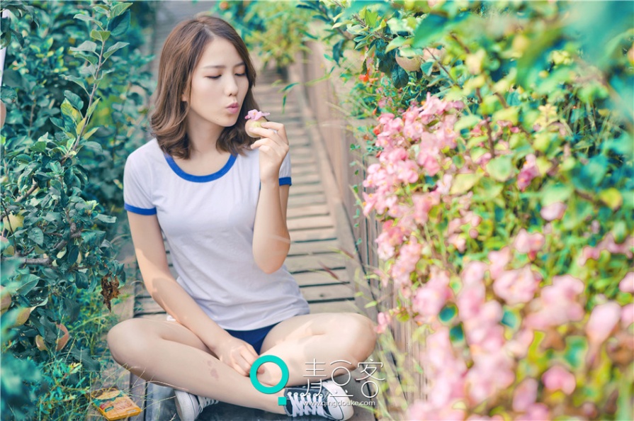 清纯美女哈拿花园内脱衣性感内衣写真(第28页)