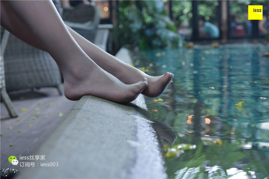 气质美女七七室外黑丝美腿写真图片(第55页)