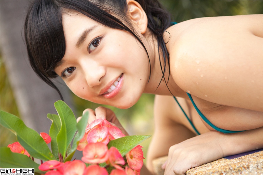 日本美女山中知恵泳池性感比基尼写真图片(第9页)