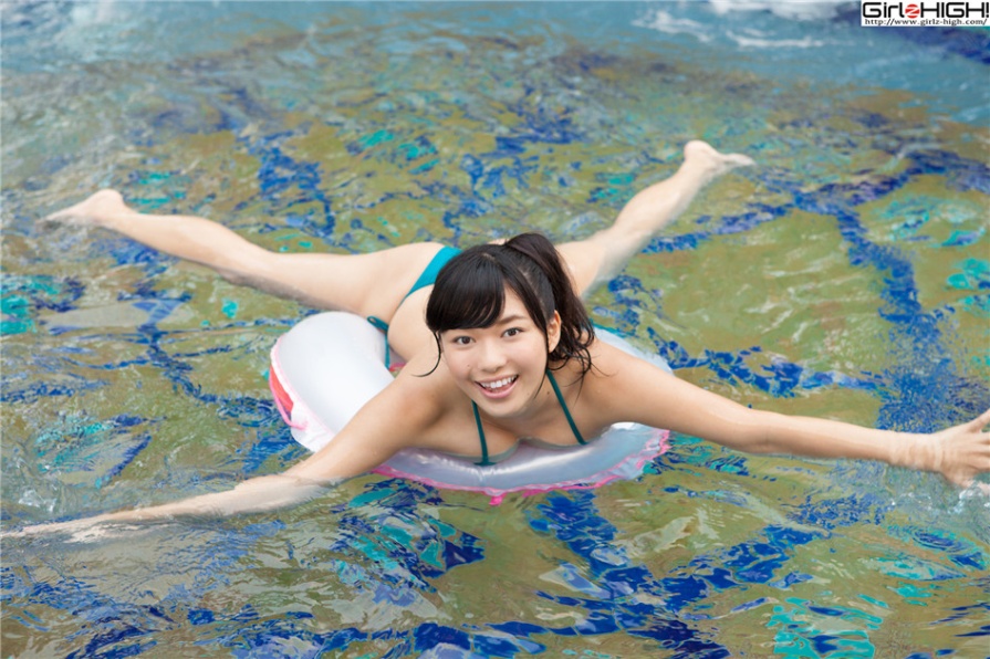 日本美女山中知恵泳池性感比基尼写真图片(第34页)