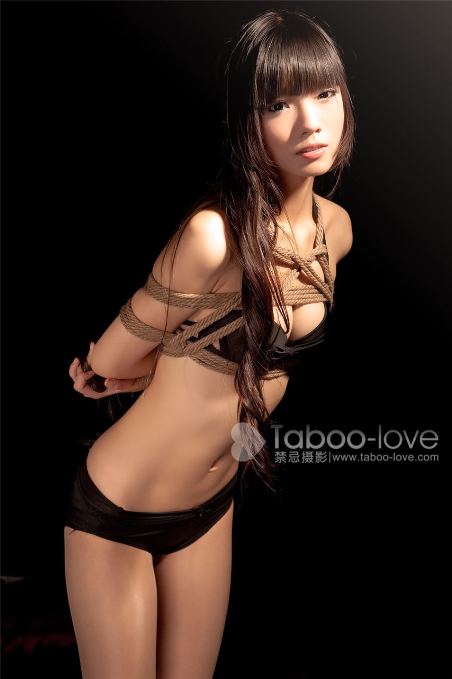 风骚美女空空室内性感内衣捆绑艺术写真(第17页)