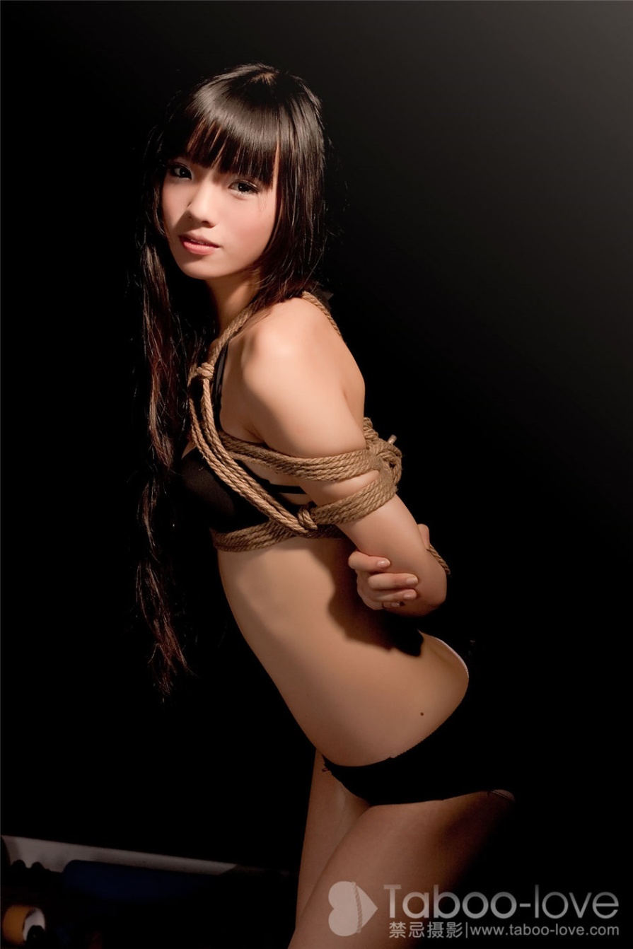 风骚美女空空室内性感内衣捆绑艺术写真(第20页)