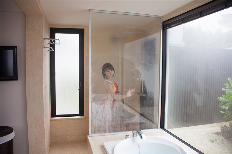 日本美女MANA真奈浴室高叉泳装湿身写真(第16页)