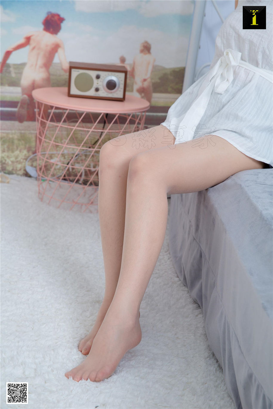 气质美女梓琪室内白皙美腿私房照(第3页)