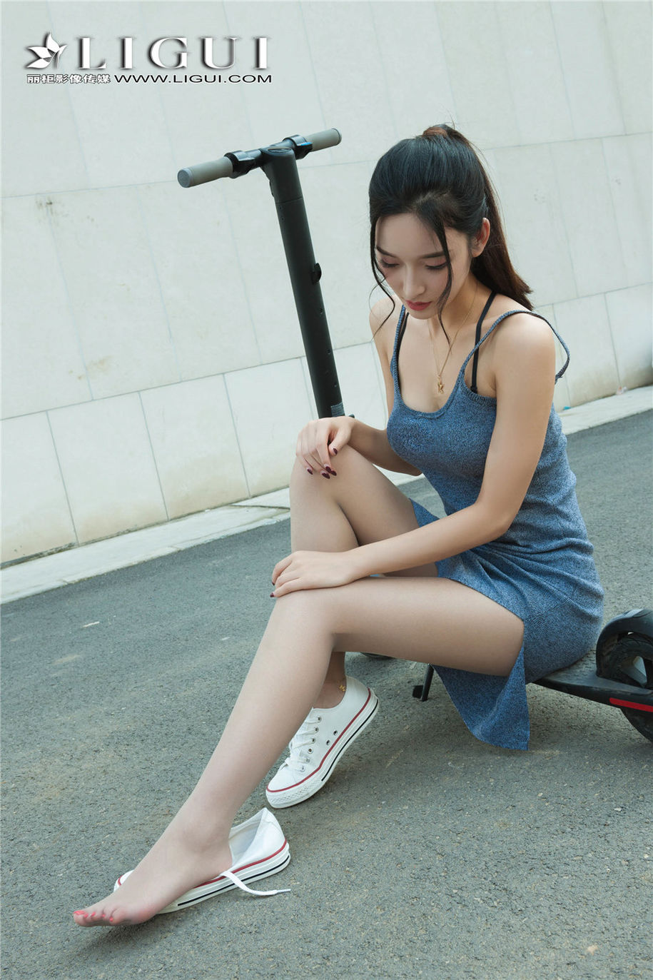 极品美女雪糕性感美足街拍写真图片(第18页)
