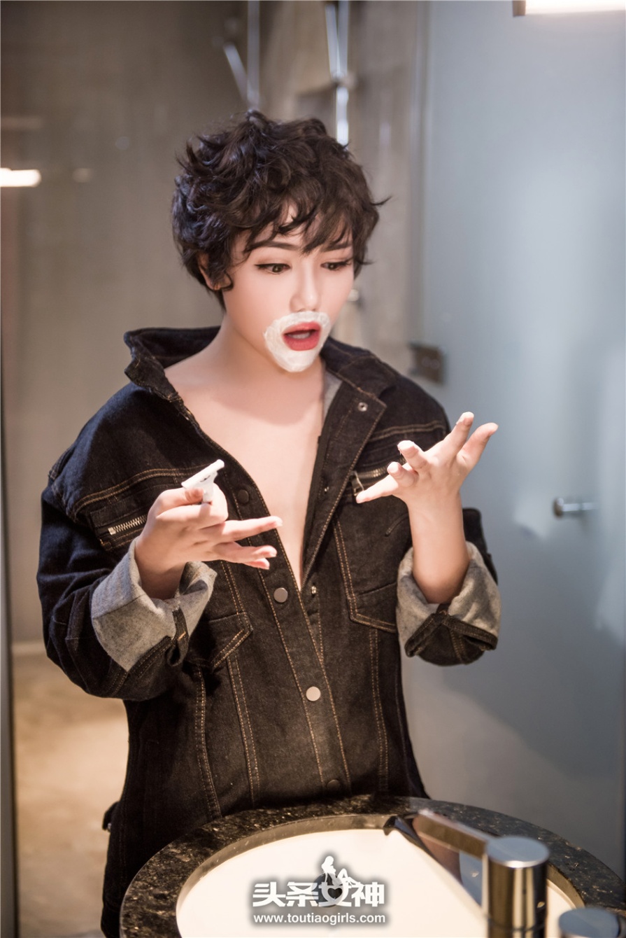 短发美女大悦悦蓝色丝袜美腿写真图片(第9页)