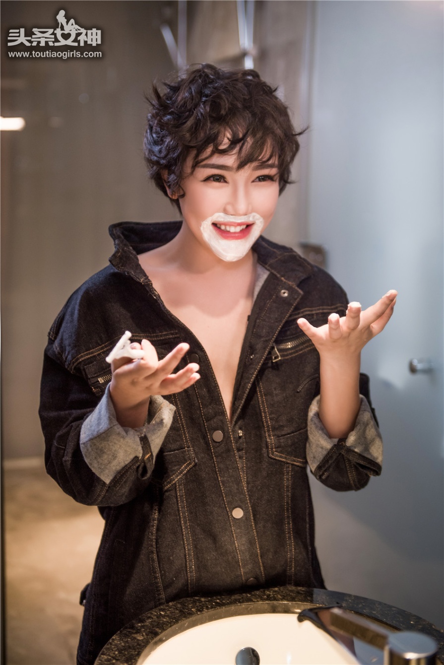 短发美女大悦悦蓝色丝袜美腿写真图片(第10页)