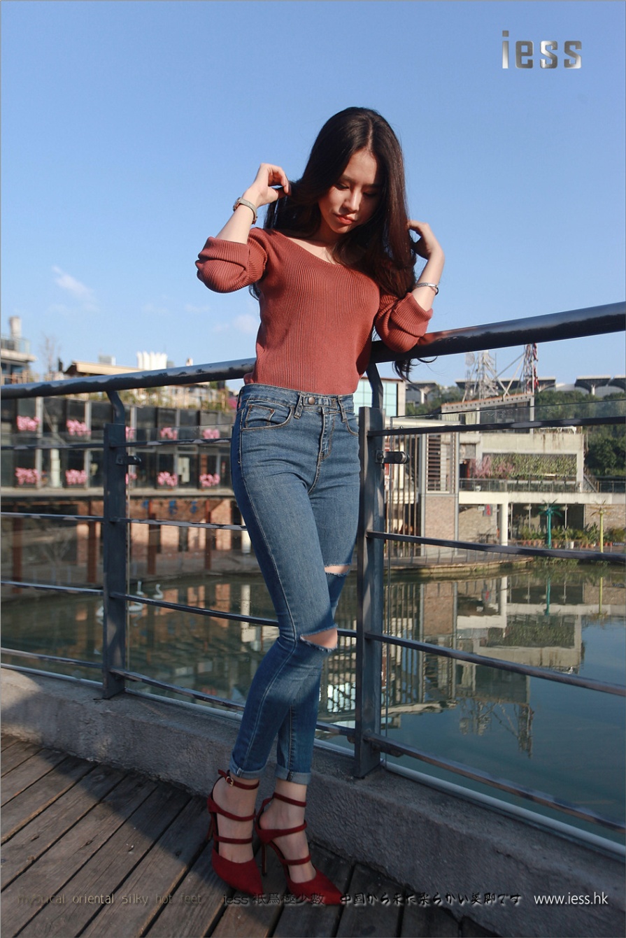 长发美女佳爷红色高跟鞋玉足写真图片(第29页)