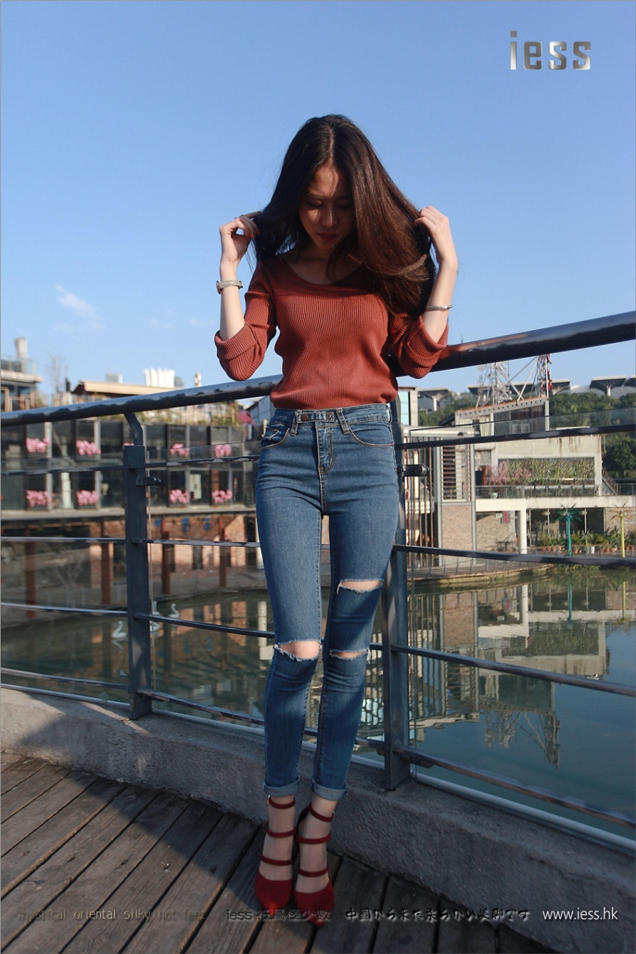 长发美女佳爷红色高跟鞋玉足写真图片(第30页)