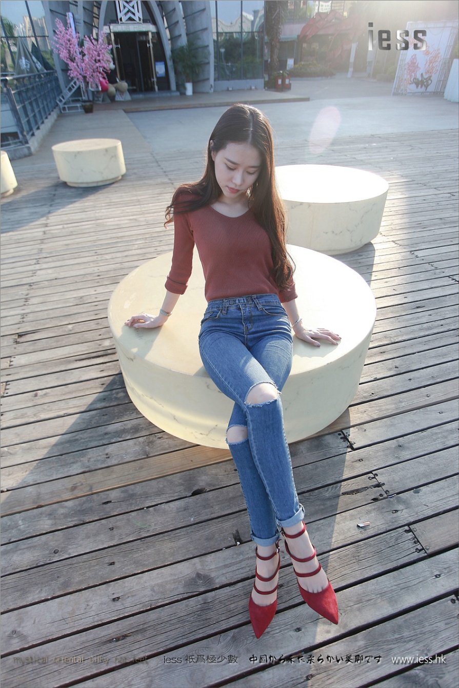 长发美女佳爷红色高跟鞋玉足写真图片(第38页)