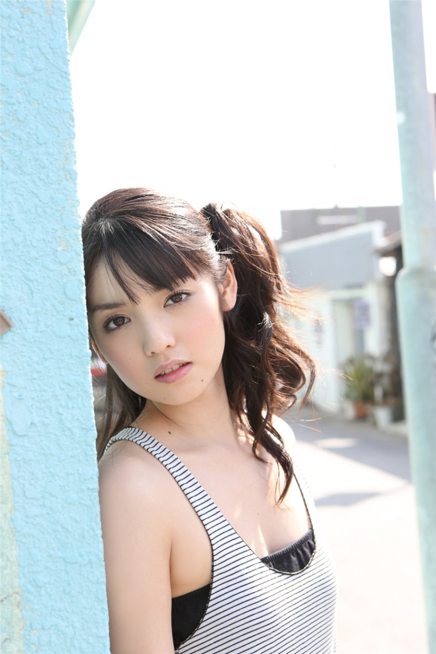日本甜美少女道重さゆみ户外比基尼写真图片(第21页)