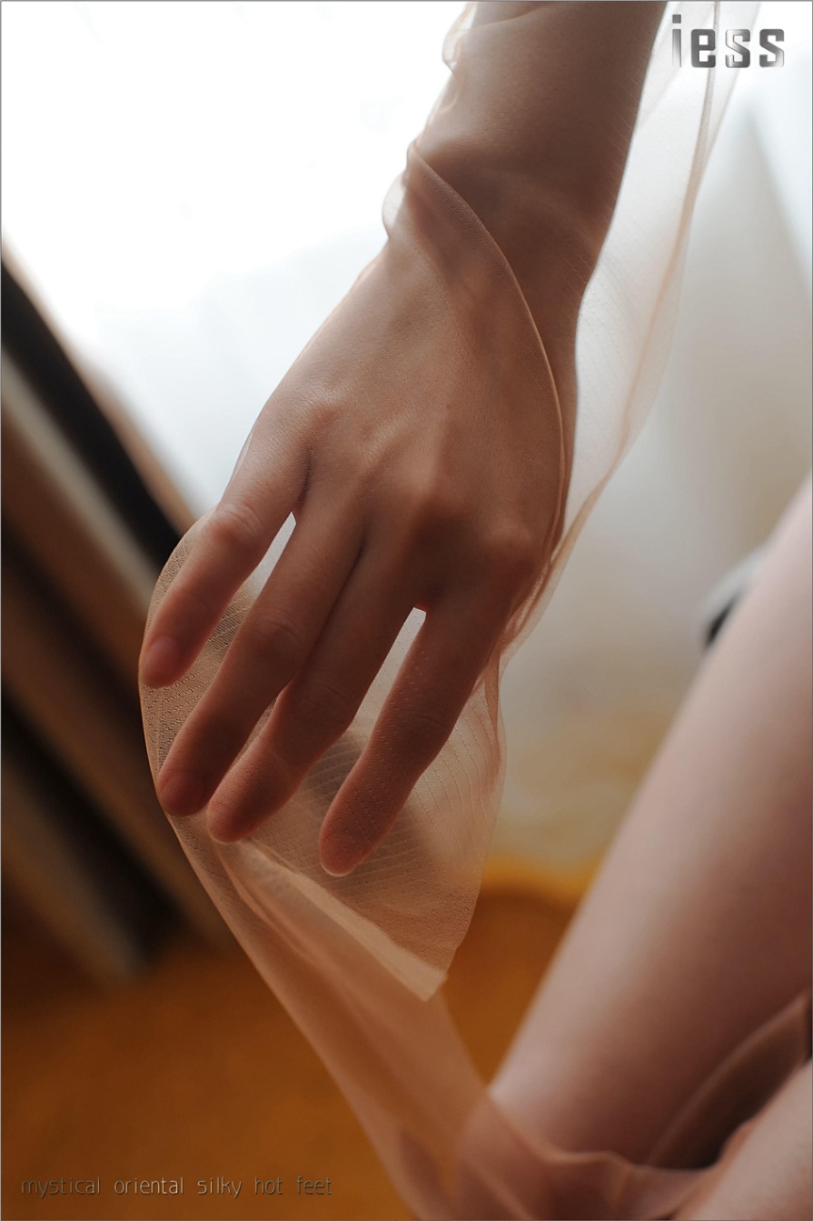 长腿美女含菲性感肉丝诱惑私房照(第25页)