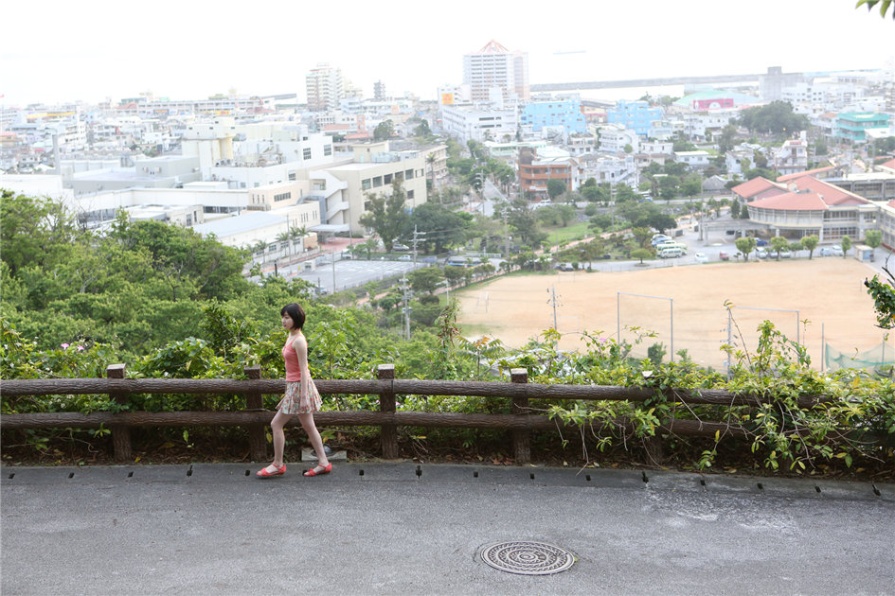 日本学生妹宮本佳林户外性感比基尼写真图片(第13页)