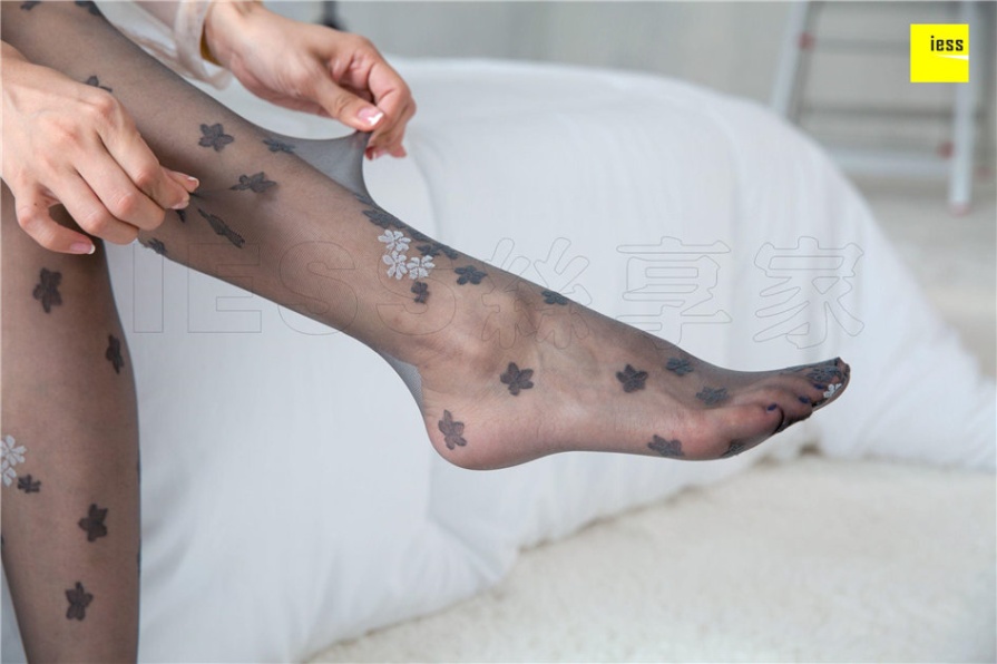 气质美女模特床上黑丝美腿写真图片(第32页)