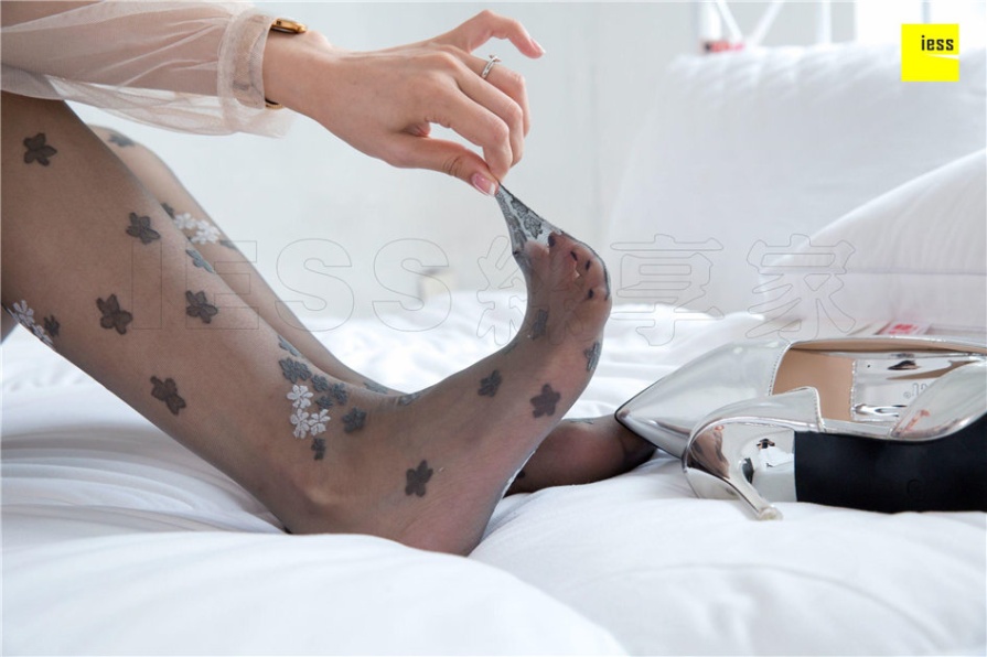 气质美女模特床上黑丝美腿写真图片(第37页)