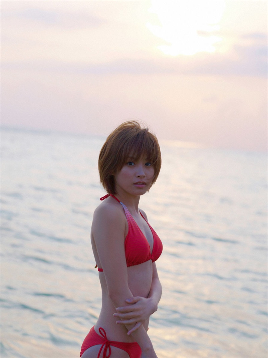 日本美女高橋愛海边性感比基尼写真图片(第20页)