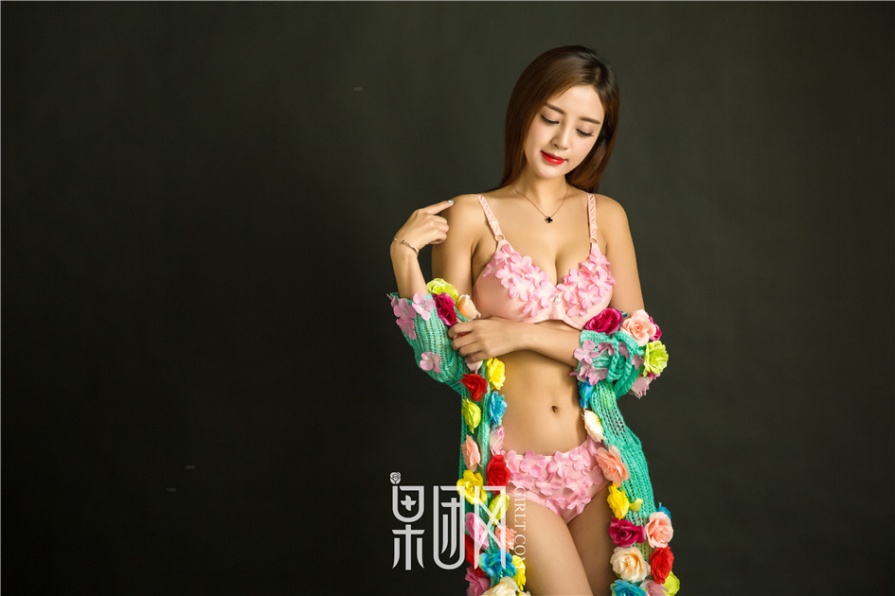 美乳女神蜜球颤颤亚洲人体艺术诱人内衣写真(第32页)