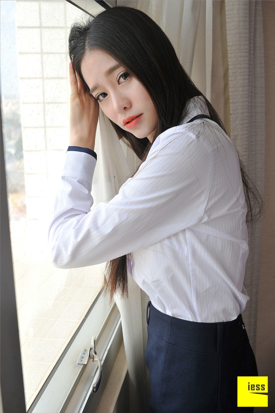 OL制服美女佳佳室内雪白美足写真图片(第31页)
