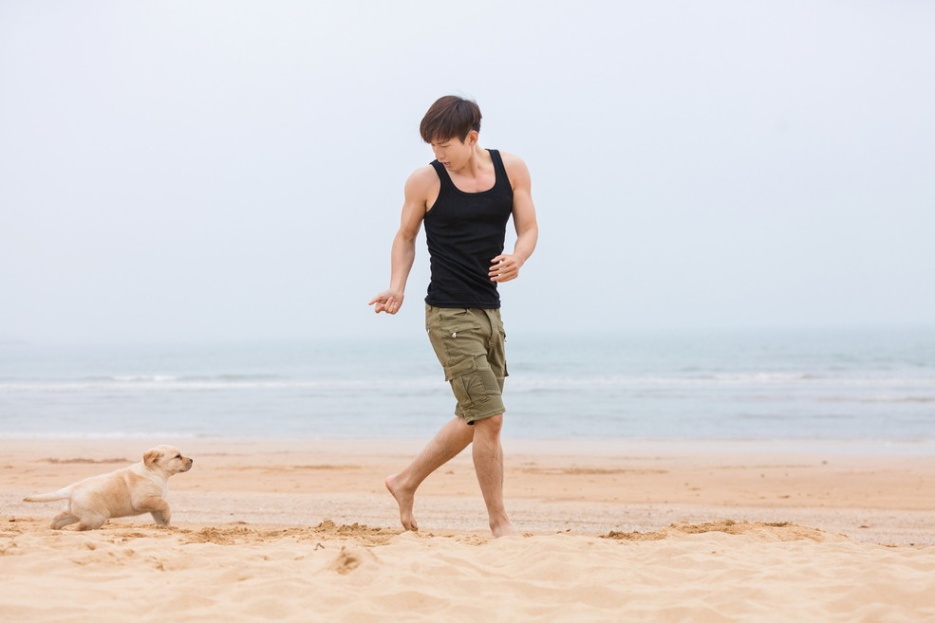 型男成毅与爱宠赤脚沙滩上的写真图片(第5页)