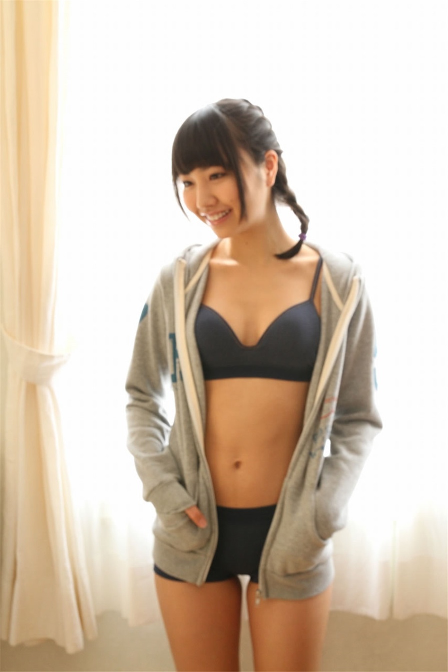 日本女孩高岡未來沙发上内衣人体写真(第2页)