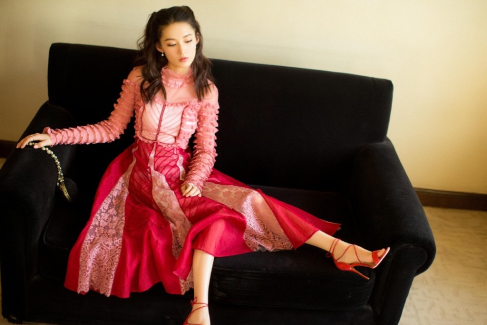 气质美女明星李沁穿粉色连衣裙写真图片(第3页)