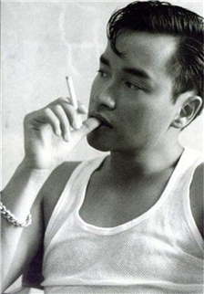香港男艺人张国荣抽烟图片黑白