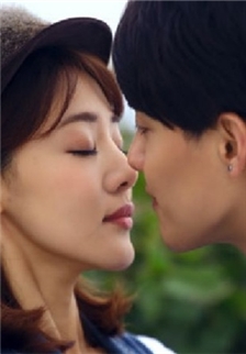 《缘来幸福》马天宇邓家佳吻戏剧照图片