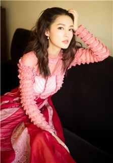 气质美女明星李沁穿粉色连衣裙写真图片