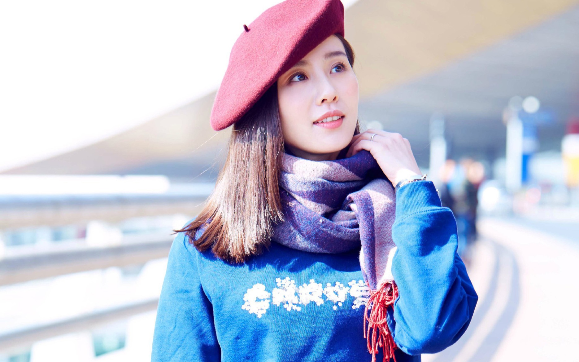 美女明星刘诗诗冬天机场街拍图片(第2页)