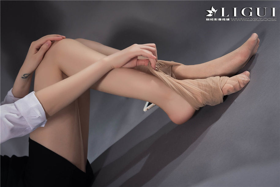 Ligui丽柜 OL美女秘书大池性感丝袜玉足撩人写真图片(第44页)