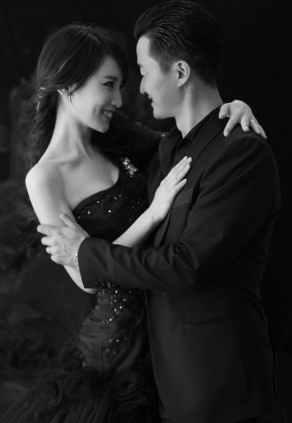 吴京与谢楠甜蜜亲吻的黑白图片(第3页)