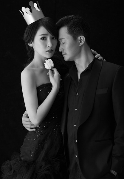 吴京与谢楠甜蜜亲吻的黑白图片(第4页)