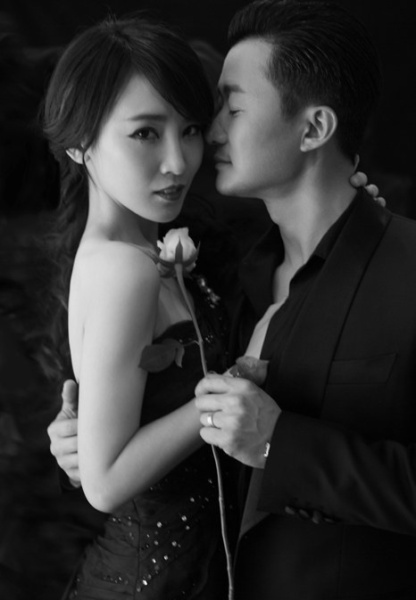 吴京与谢楠甜蜜亲吻的黑白图片(第8页)