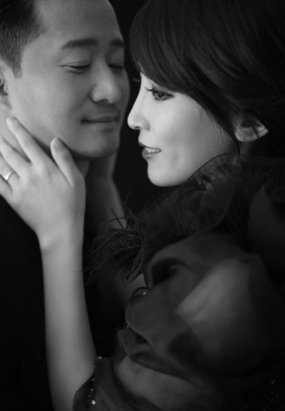 吴京与谢楠甜蜜亲吻的黑白图片(第9页)