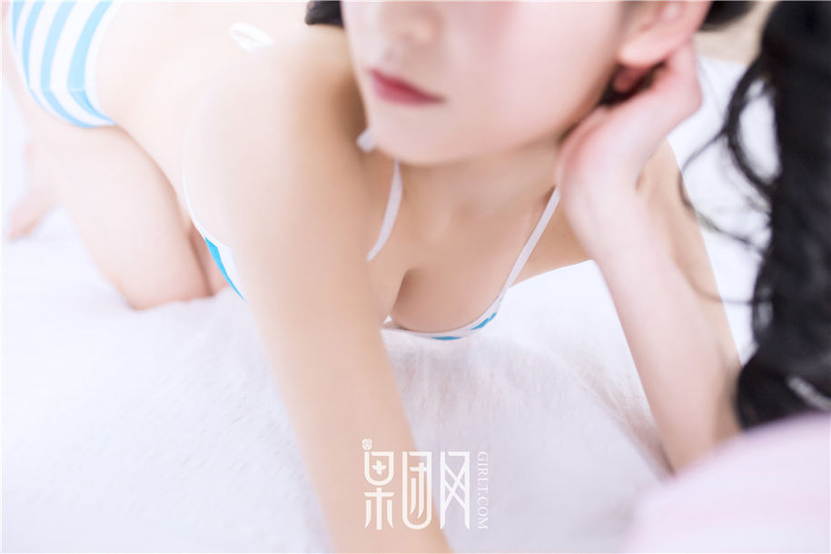 Girlt果团人像摄影写真 白皙美乳美女甜心蘑菇DVA清凉比基尼诱惑床照写真图片(第22页)