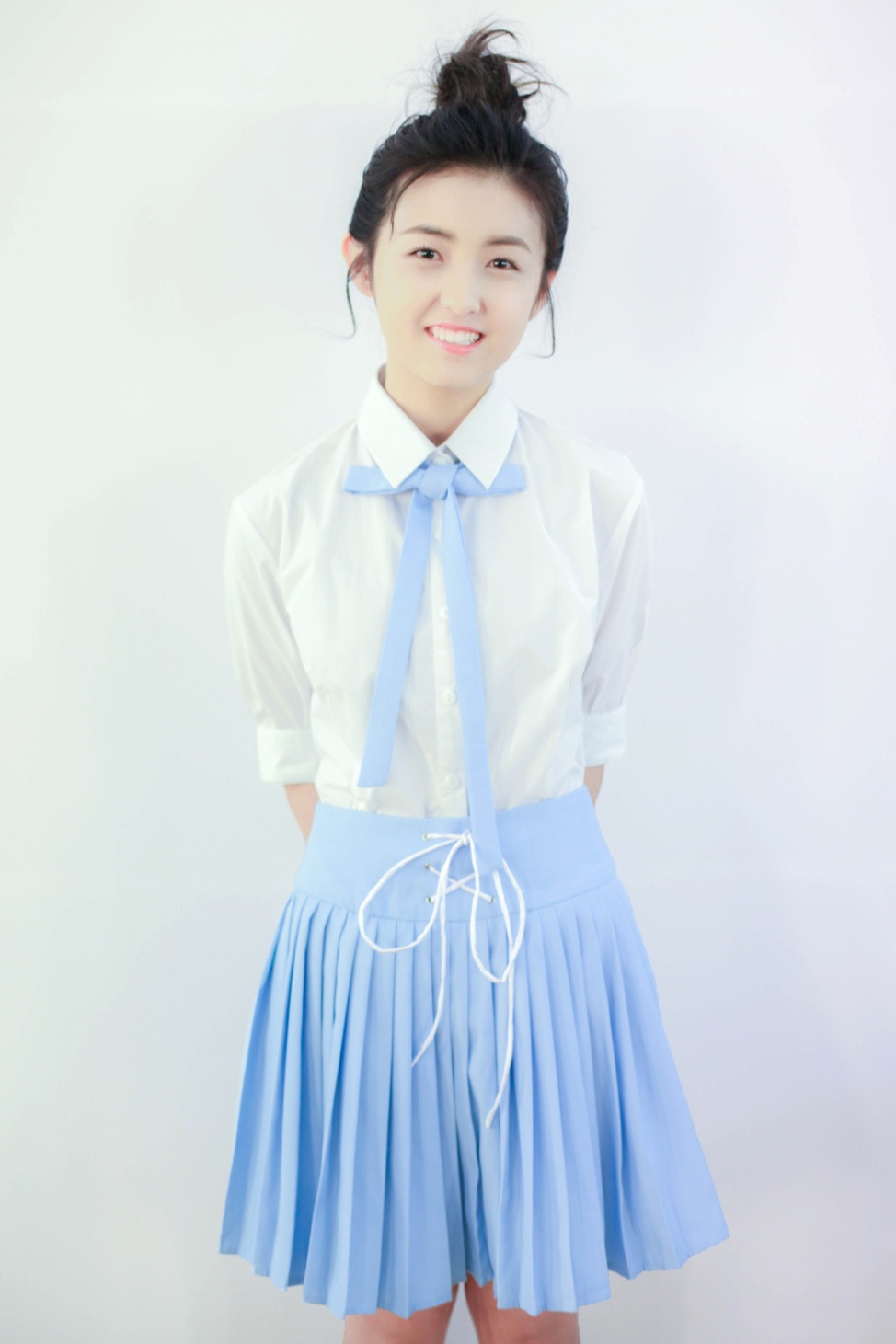 张子枫穿蓝色超短裙图片(第6页)