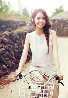 韩国气质美女明星林允儿户外骑自行车的图片