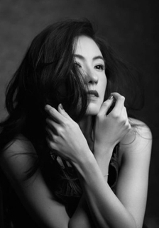 气质美女明星张柏芝黑白写真图片