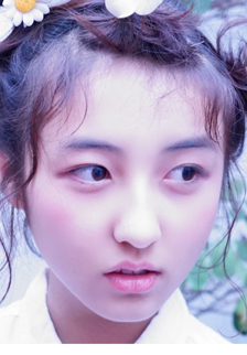 可爱美女明星张子枫扎丸子头图片
