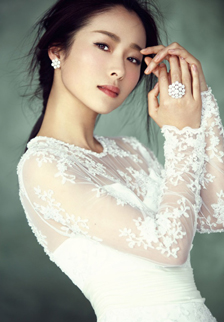 江一燕胸前缕空礼服写真高清图片大全