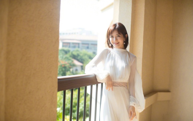 气质美女明星谢娜纯白长裙礼服写真图片(第2页)