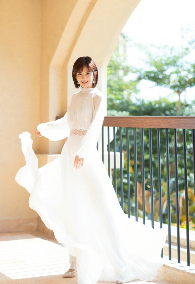 气质美女明星谢娜纯白长裙礼服写真图片(第3页)