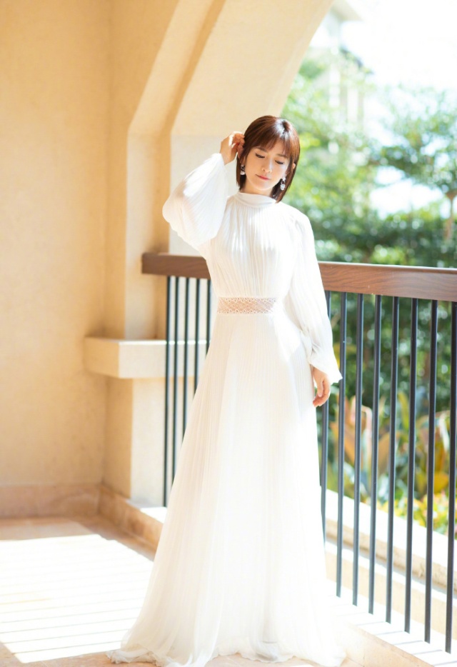 气质美女明星谢娜纯白长裙礼服写真图片(第5页)