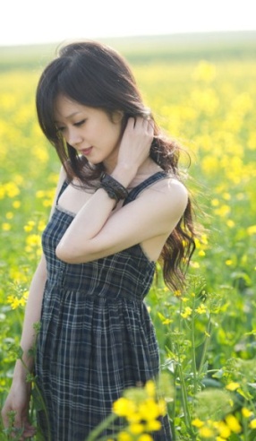 韩国美女明星张娜拉花海写真高清图片(第2页)