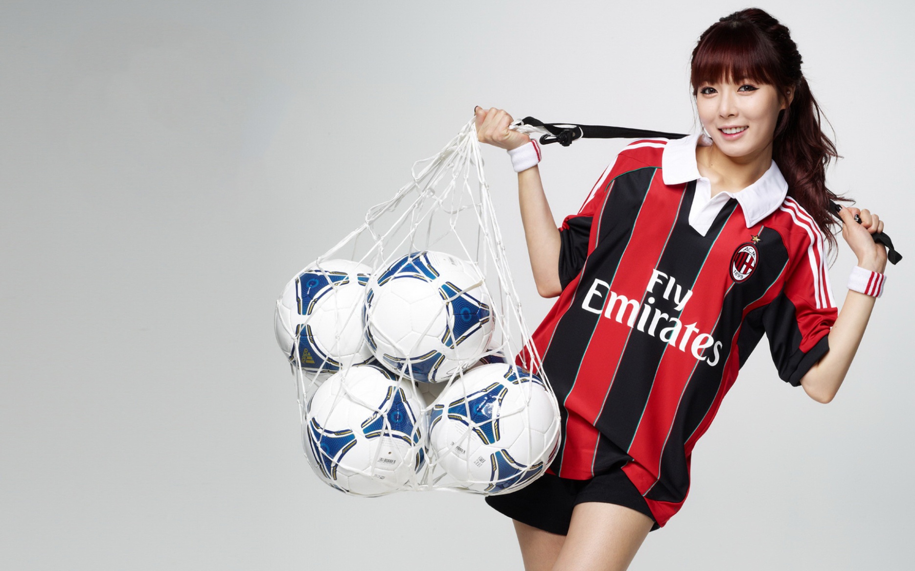 韩国美女明星金泫雅足球宝贝写真照(第4页)