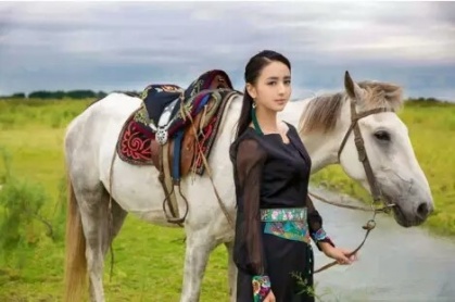 佟丽娅草原骑马写真图片(第4页)