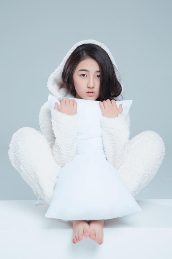 张子枫白色睡衣写真图片(第2页)