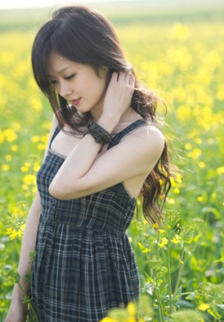 韩国美女明星张娜拉花海写真高清图片