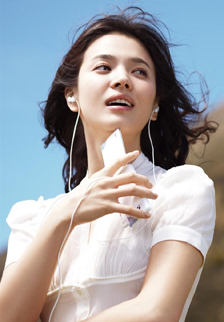 韩国美女明星宋慧乔户外戴耳机写真图片