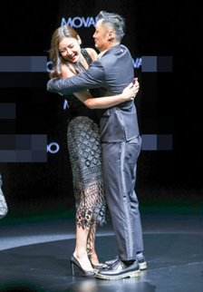 帅气明星余文乐熊抱乐基儿图片高清